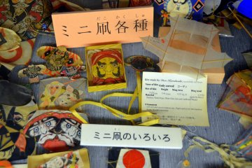 <p>Layang-layang yang sama kecilnya dengan perangko surat</p>