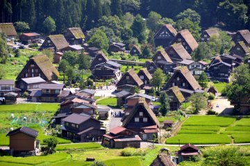 <p>Gassho-zukuri (a traditional building style) farmhouses in Shirakawago.&nbsp;</p>