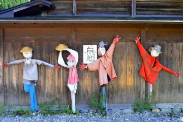 <p>Adorable scarecrows all lined up.&nbsp;</p>
