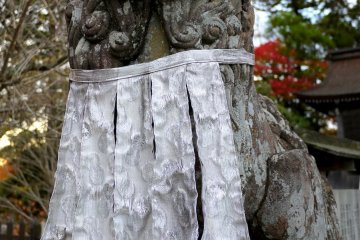 <p>This guardian statue has bells on its apron &nbsp;</p>