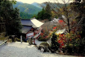 <p>The temple is surrounded by mountains</p>