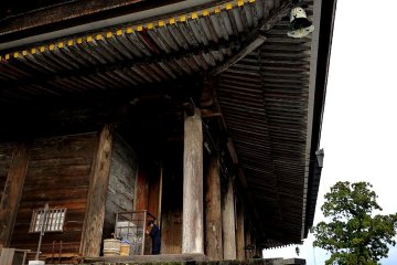 <p>Under the eaves of Zao Hall</p>