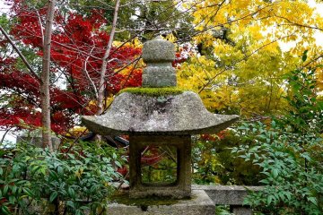 <p>Mossy stone lantern</p>