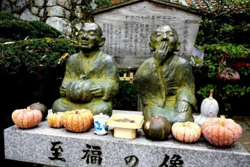 <p>Monk statues with pumpkins</p>