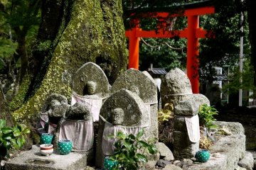 Patung Ojizo ini sangat cocok dengan gelas polkadot