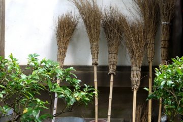 Sapu sikat dengan gagang bambu 