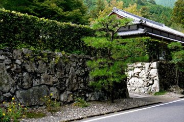 Ada banyak vila dengan taman-taman indah yang dulu dimiliki biarawan kelas tinggi yang pensiun dari tugasnya di Enrakuji, dibangun di sepanjang jalan menuju Hiyoshi Taisha