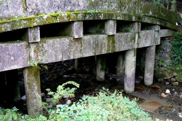 Salah satu dari tiga jembatan batu tua yang melewati Sungai Omiya