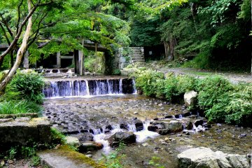 Air terjun kecil dekat jembatan 