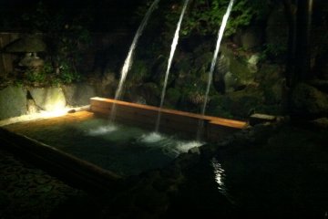 Onsen air terjun. Duduk di kursi dalam air dengan air panas menyentuh bahu Anda, rasanya benar-benar membahagiakan!