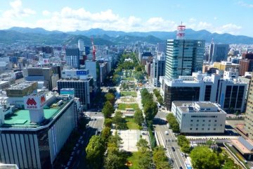 <p>Pemandangan cantik dari Taman Odori dan pemandangan di sekitarnya dari observatorium di Menara Sapporo</p>