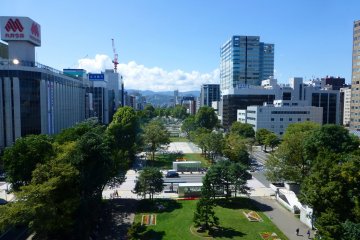 <p>Taman Odori dari lantai 3 di Sky Lounge. Ada juga restoran di sini.</p>