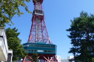 <p>Pemandangan TV Tower Sapporo dari Taman Odori</p>