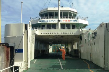 <p>The crews is busily preparing for us to board the Daini Teanchou Maru.</p>