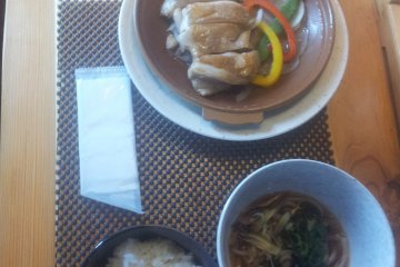 <p>Take off the lid to reveal the main course - chicken steak</p>