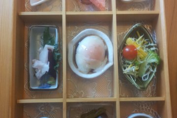 <p>Take off the whole top to reveal the side dishes</p>