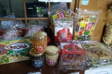 <p>Local souvenirs</p>