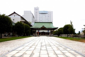 <p>Looking at the main shrine building from the top of the stairs. The Hotel Fujita Fukui is towering over it</p>