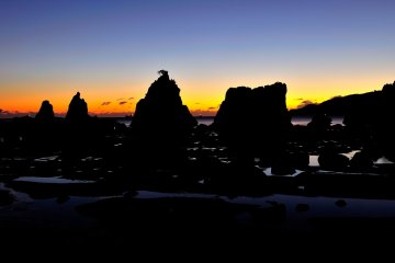 <p>At low tide you can walk out to the rocks</p>