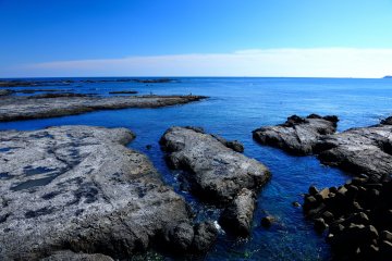 <p>You can see eroding rocks spread out near the shore while driving along the coastal road</p>