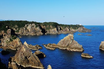 <p>Kii Oshima is the island lying to the east off Shiono Point. Umikongo, scenery with giant rocks along the shoreline that can be viewed from this island, is also breathtaking</p>