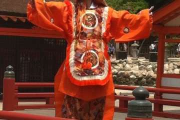 ชมบุกะกุที่ศาลเจ้าอิซึตคุชิมะ