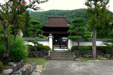 <p>Gate in the wall around Toko-ji</p>