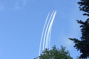 <p>Fighter jets take off</p>