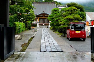 <p>A straight path leads to the main hall</p>