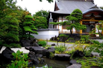 <p>There is an&nbsp;attractive small pond</p>