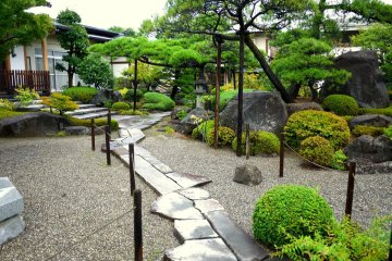 <p>A beautiful path through the gravel with paving stones of various sizes</p>
