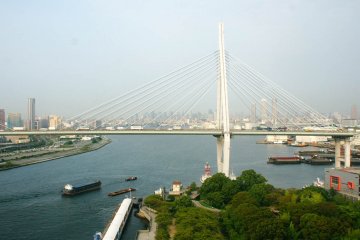 <p>Jembatan Tempozan Ohashi yang melayani jalur Hanshin Express Way No.5.</p>