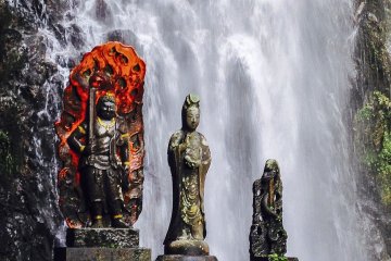 <p>Beberapa arca berdiri tegak di depan air terjun. Salah satunya dengan latar berwarna oranye dinamakan Fudo Myo-o, yang jika diterjemahkan menjadi " Raja Kebijaksanaan yang Tak Tergantikan" dan pedang yang dipegangnya adalah lambang pembasmi ketidak-pedulian. Terdapat pula beberapa arca yang serupa di lokasi ini. Dapatkah anda menemukannya?</p>