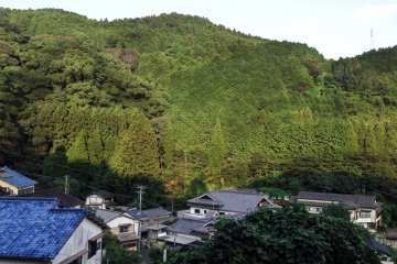 <p>Panorama yang indah dengan latar pegunungan.</p>