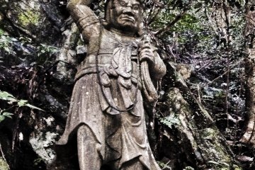 <p>Arca Fudo Myo-o berukuran besar, yang terlihat kehilangan pedangnya.</p>