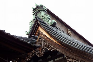 <p>Beautiful curvy line of the temple roof</p>