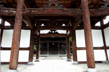 <p>Peeping into the main temple building through my favorite gate</p>