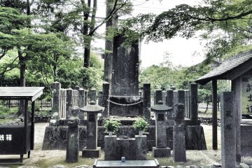Makam Miyamoto Musashi dikelilingi oleh para pengikutnya