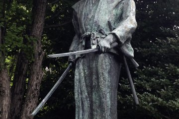Patung Miyamoto Musashi menunjukkan gaya dua pedang