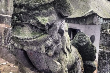 Patung komainu atau singa-anjing berjaga di banyak kuil di seluruh Jepang