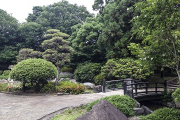 Taman ini juga berisi taman Jepang yang indah