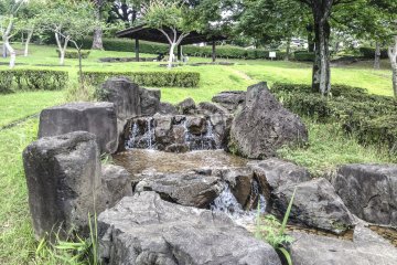 Bebatuan berlumut menghiasi pemandangan