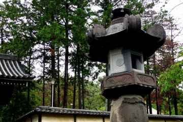 <p>Stone lantern</p>