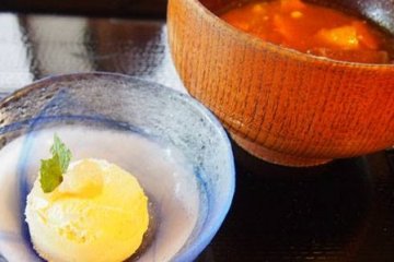 Sup miso dan "es krim miso" untuk hidangan penutup makan siang