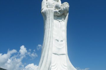 <p>Tout comme la statue Dai Kannon de Kita-Sendai, l'int&eacute;rieur de la statue est creux, et dispose d'un escalier qui monte jusqu'aux &eacute;paules</p>