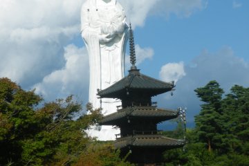 <p>Un regard sur la pagode et Kannon. Maintenant, imaginez ce paysage en automne lorsque les feuilles sont flamboyantes ou au printemps quand les arbres sont charg&eacute;s de fleurs. Ce doit &ecirc;tre magnifique !</p>