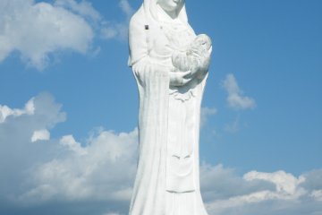<p>Vue sur Kannon lorsqu'on approche de l'entr&eacute;e du parc</p>