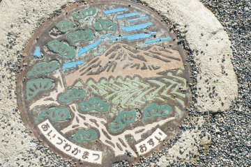 <p>Une plaque d'&eacute;gout color&eacute;e pr&egrave;s de l'entr&eacute;e du ch&acirc;teau</p>