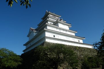 <p>Le ch&acirc;teau Aizuwakamatsu, aussi connu sous le nom de Tsuruga-jo, poss&egrave;de une imposante structure. Il doit figurer sur votre liste des sites &agrave; visiter !</p>