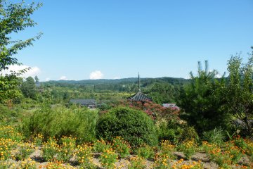 <p>Cet aper&ccedil;u de la pagode montre aussi la beaut&eacute; naturelle de Fukushima</p>